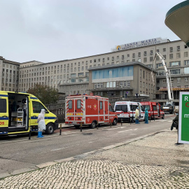 Filas de ambulancias con pacientes covid frente al hospital de Santa María, este miércoles, en Lisboa.