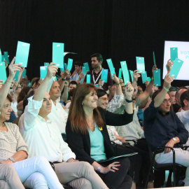 Moment de les votacions a les ponències del segon Congrés de Junts celebrat aquest diumenge a l'Hospitalet de Llobregat.
