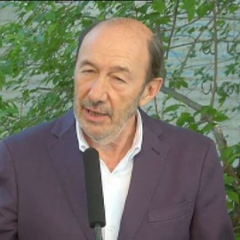 Rubalcaba visita una barriada madrileña para hablar de pobreza