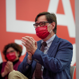 El candidat del PSC, Salvador Illa, durant un acte de campanya sobre la situació de les dones a Catalunya.