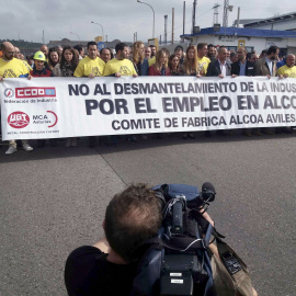 Los 317 trabajadores de la planta avilesina de Alcoa se concentraron frente a la fábrica de San Balandrán, en protesta y en lucha contra el cierre de la aluminera, que supondría el despido colectivo. EFE/ Alfredo Oliveros