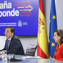 El ministro de Asuntos Exteriores, Unión Europea y Cooperación, José Manuel Albares y la ministra de Defensa, Margarita Robles durante la rueda de prensa conjunta para la presentación de la Cumbre de la OTAN Madrid 2022.