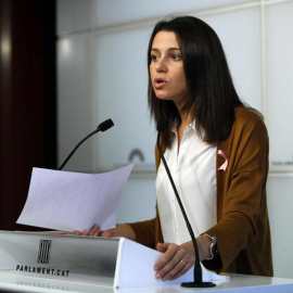 La líder de Ciudadanos en Catalunya, Inés Arrimadas, durante la rueda de prensa que ha ofrecido en el Parlament. EFE/Toni Albir
