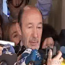 Rubalcaba quiere ayudar al Gobierno, y le pide que cambie la política económica