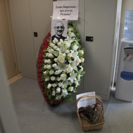 La corona funeraria junto a la cabeza de macho cabrío que recibió la redacción del periódico ruso 'Novaya Gazeta' | Novaya Gazeta