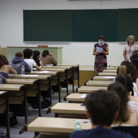 08/08/2022-Estudiantes esperan antes de comenzar las pruebas de acceso a la universidad 2022, a 8 de junio, en Valladolid, Castilla y León