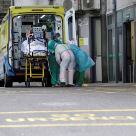 Un paciente ingresa por coronavirus en las urgencias del Hospital Montecelo de Pontevedra.