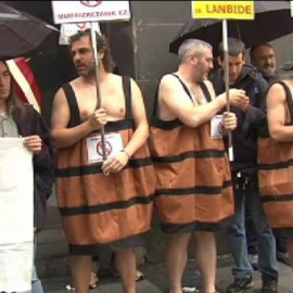 Desnudos contra los recortes sociales en Bilbao