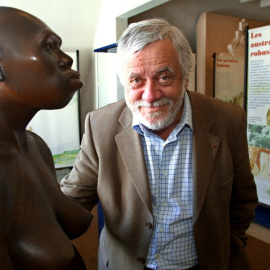 Yves Coppens en una fotografía de archivo de 2004 junto a una representación de Lucy.