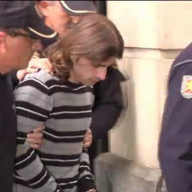 Abucheos a la llegada de Carcaño a los juzgados