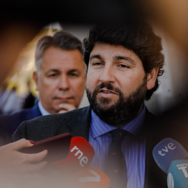 El presidente de la Región de Murcia, Fernando López Miras, participa en una acción en defensa del Corredor Mediterráneo, a 26 de mayo de 2022, en Murcia (España).