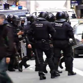 Más de un centenar de personas se manifiesta contra los recortes y con consignas antisistema en Barcelona