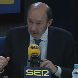 Rubalcaba: "Navarro trabaja para que Cataluña no se vaya de España"