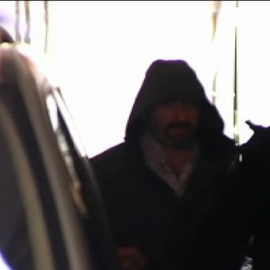 Uno de los terroristas detenidos cerca de Limoges grita "Gora ETA militarra" durante uno de los registros