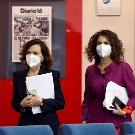 La vicepresidenta primera del Gobierno, Carmen Calvo, y la ministra de Hacienda y portavoz, María Jesús Montero, a su llegada a la rueda de prensa tras la reunión del Consejo de Gobierno, en el Palacio de la Moncloa. EFE/Chema Moya