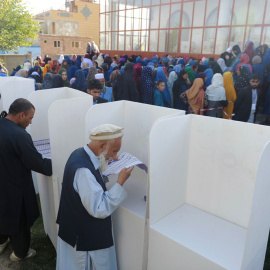 Un hombre vota en Kabul este sábado. EFE