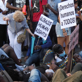 Varios jóvenes se tumban en el suelo para concienciar sobre la masacre en Melilla.