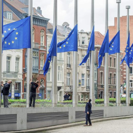Varios operarios izan las banderas de la Unión Europea a media asta delante del edificio de la Comisión Europea en honor a las victimas del atentado en Niza ocurrido durante el día de la Bastilla, en Bruselas, Bélgica, hoy, 15 de julio de 2016. Al men