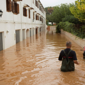 Las lluvias caídas durante el episodio de gota fría por la la provincia de Castellón se mantiene en alerta roja y han causado numerosos daños en los municipios del norte de la Comunidad Valenciana. En la foto, bomberos achican agua. EFE