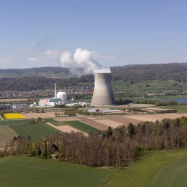 Una vista general muestra la planta de energía nuclear de Leibstadt, en Suiza.