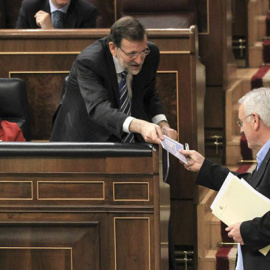 Cayo Lara acusa a Rajoy de gobernar con desprecio