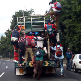 Migrantes hondureños que tratan de alcanzar EEUU, subidos a un autobús a su paso por la capital de Guatemala. REUTERS/Edgard Garrido