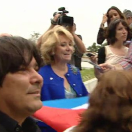 Aguirre le espeta a unos jóvenes procastristas: "Viva Cuba libre"