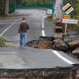 Un hombre camina por una carretera dañada tras las inundaciones provocadas por las fuertes lluvias en el departamento de Aude, en Conques (Francia). EFE