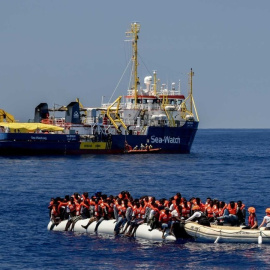 El barco Sea-Watch en un rescate de inmigrantes en el Mediterráneo. SEA-WATCH
