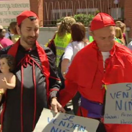 Multitudinaria manifestación en Madrid de familiares de 'niños robados' 