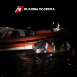 Rescate de un centenar de inmigrantes en alta mar