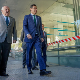 El presidente de la Junta de Andalucía, Juanma Moreno (d), acompañado del consejero de Salud, Jesús Aguirre (i),