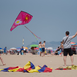 13/07/2022. Cometas volando en el cielo en el Escenario Galicia de la playa de Gandia, a 16 de abril de 2022