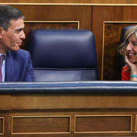 El presidente del Gobierno, Pedro Sánchez conversa con la vicepresidenta segunda, Yolanda Díaz durante el Debate sobre el estado de la Nación este jueves 14 de julio de 2022 en el Congreso.