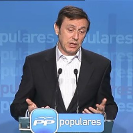 Hernando acusa a socialistas y nacionalistas de haber estado más pendientes del "adoctrinamiento" que de la "calidad"