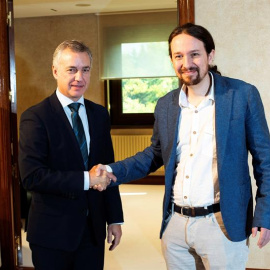 El secretario general de Podemos, Pablo Iglesias (d) saluda al Lehendakari Iñigo Urkullu (i) durante el encuentro mantenido esta tarde en la Lehenedakaritza, Presidencia del Gobierno Vasco. EFE/ADRIÁN RUIZ DE HIERRO