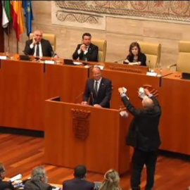 Un exdiputado de IU arroja billetes a Monago