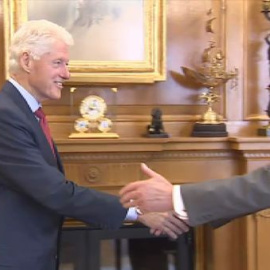 El rey se reúne con Bill Clinton en la Zarzuela
