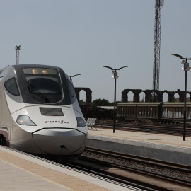 18/07/2022-Vista del tren Alvia S-730 que ha partido este lunes desde la estación de Cáceres con destino a Badajoz, con el que se ha inaugurado el tren de altas prestaciones de Extremadura, este lunes en Mérida