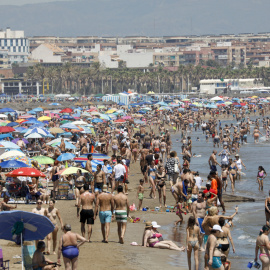 09/07/2022 Cientos de personas se agolpan en la playa de la Malvarrosa de València