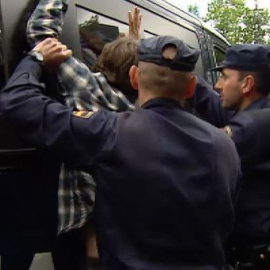 Un detenido en la concentración frente al "banco malo"
