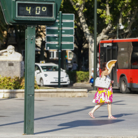 21/07/2022 - Una mujer se abanica en Zaragoza el lunes 18 de julio para combatir las altas temperaturas.