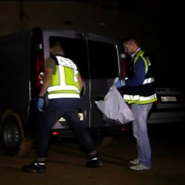 La policía registra la finca donde aparecieron los cadáveres de la pareja de holandeses