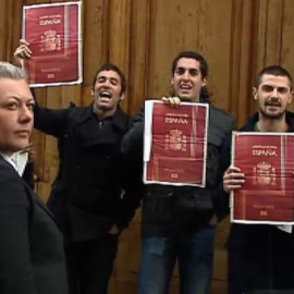 Jóvenes españoles abuchean a Rajoy en París: "Quédate aquí y no vuelvas a España"