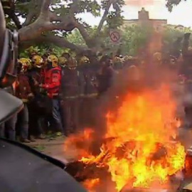 Los mossos cargan contra los bomberos que se manifiestan ante el Parlament
