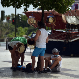 22/07/2022 - Una familia se refresca a la sombra de un árbol para combatir la abrasadora temperatura durante la ola de calor en Sevilla, el 10 de julio de 2022.