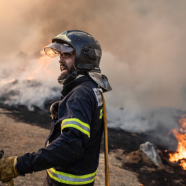 Un bombero trabaja en el incendio de Losacio, a 17 de julio de 2022, en Losacio, Zamora, Castilla y León (España).