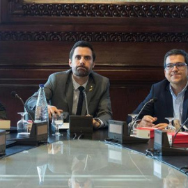 El president de la cambra catalana, Roger Torrent (2i) al costat del vicepresident primer, Josep Costa (i), el vicepresident segon, José María Espejol-Saavedra (2d) i el secretari segon, David Pérez (2d), durant la reunió de la Taula del Parlament, ce