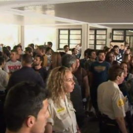 Los estudiantes reciben a Fabra entre abucheos