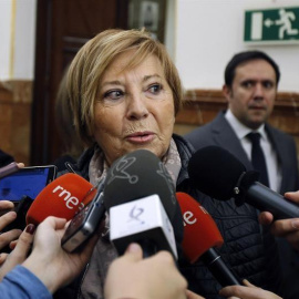 Celia Villalobos comparenciendo ante los medios.